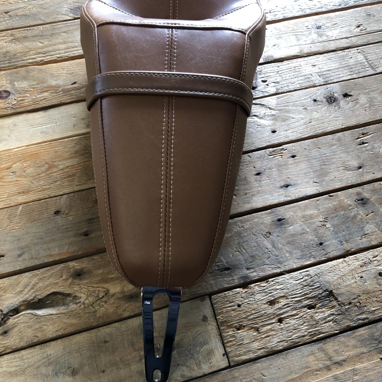 Indian Scout Sports Seat in tan vinyl